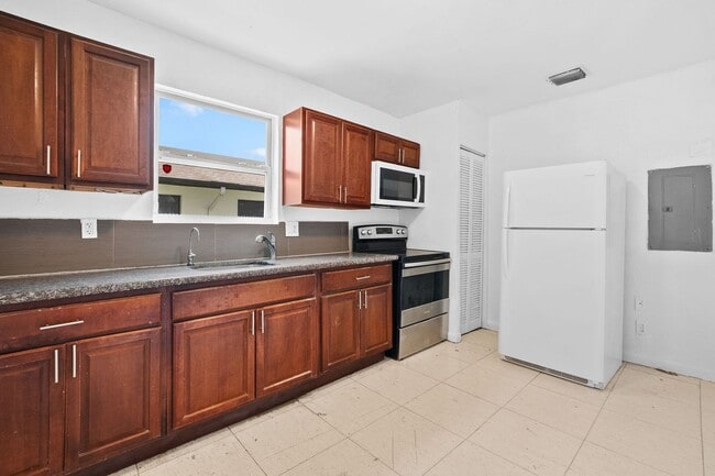 Building Photo - Spacious 3BR/1BA Single-Family Home – Cent...