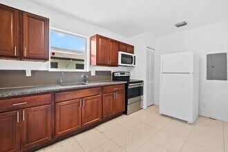 Building Photo - Charming 3-Bedroom Home in Miami - Comfortable Living in a Prime Location