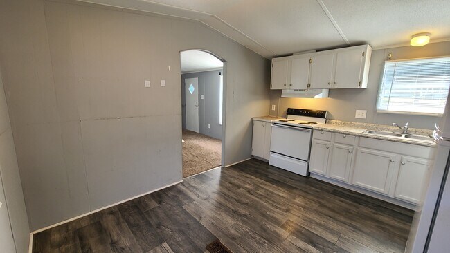 Building Photo - 17 Saturn Ln