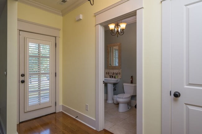 Building Photo - **RARE FIND IN VANDY NEIGHBORHOOD**