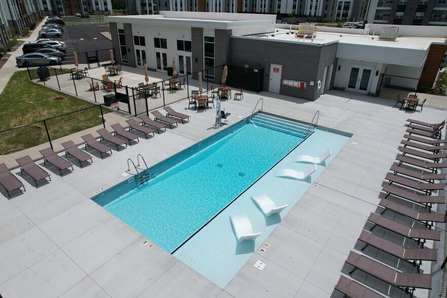 Building Photo - 9906 Runway Dr