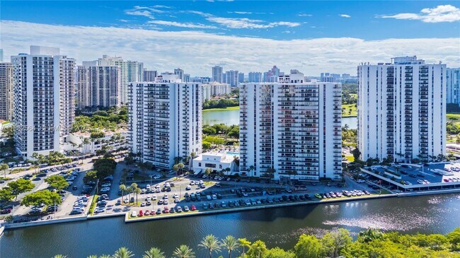 Building Photo - 3701 N Country Club Dr