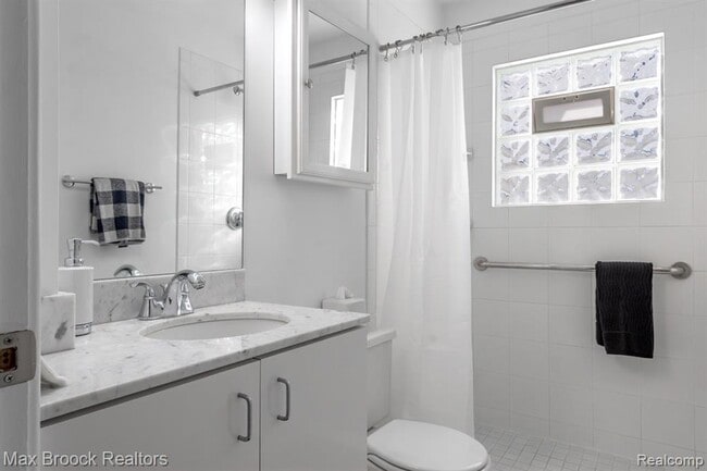 Building Photo - 932 Humphrey Ave