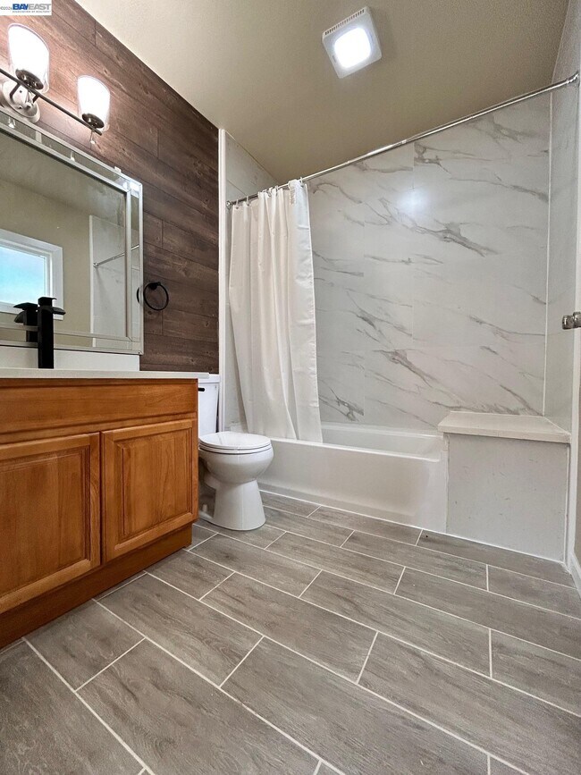 Building Photo - 213 E Ruby St