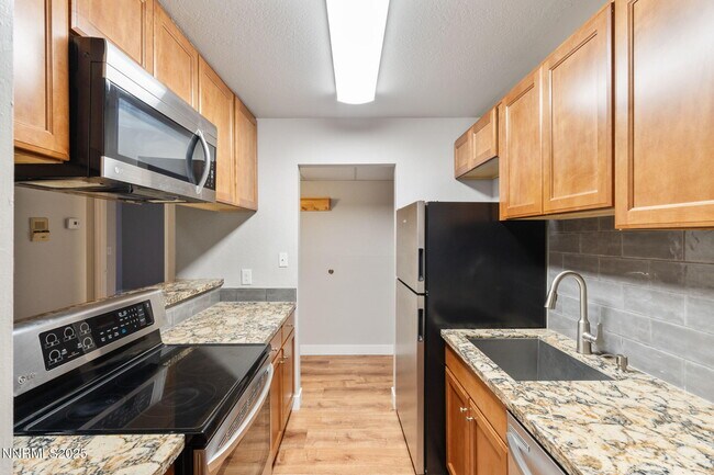Building Photo - 2955 Lakeside Dr