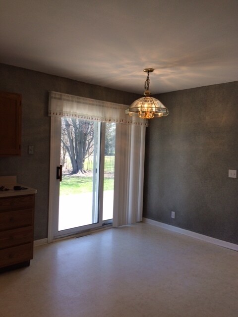 Building Photo - LOCATION, LOCATION, 3 BEDROOM HOUSE FOR LE...