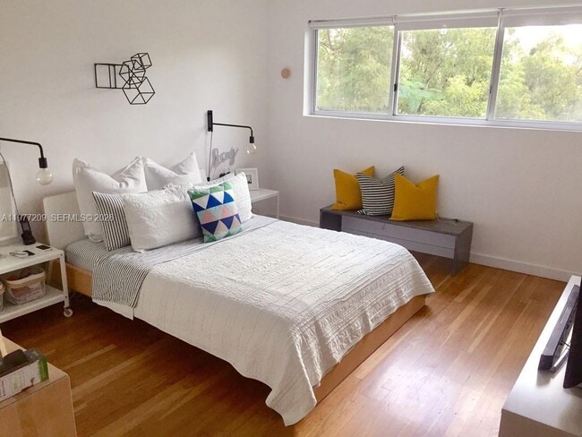 Building Photo - 7400 NE 6th Ct