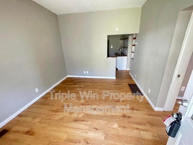 Building Photo - 4831 Oldenburg Ave