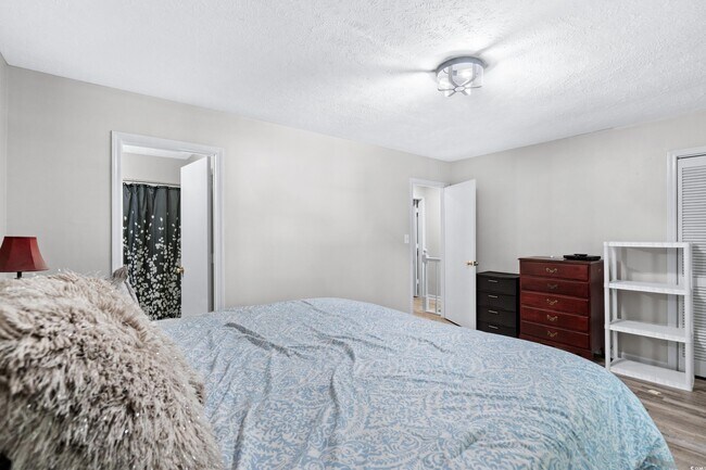 Building Photo - 715 Pine Dr