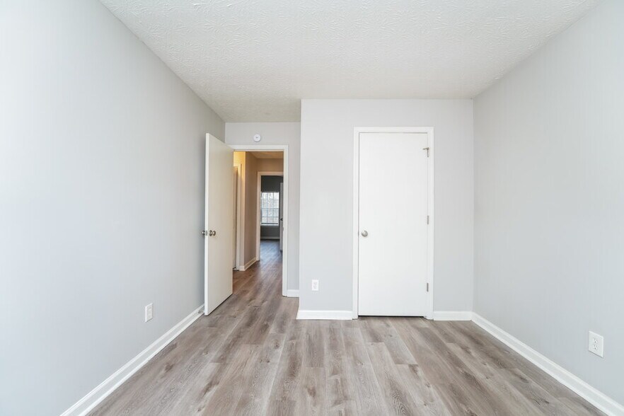 Building Photo - 6520 Eastbriar Dr