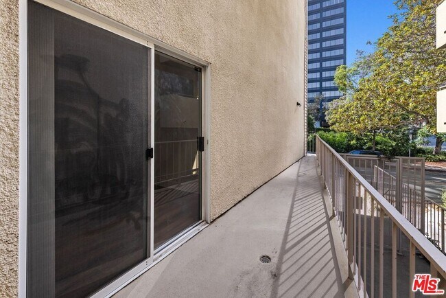Building Photo - 10960 Ashton Ave