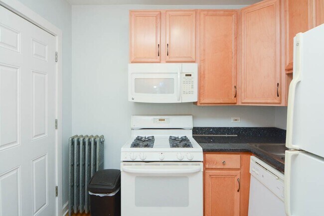 Building Photo - 2922 N Sacramento Ave