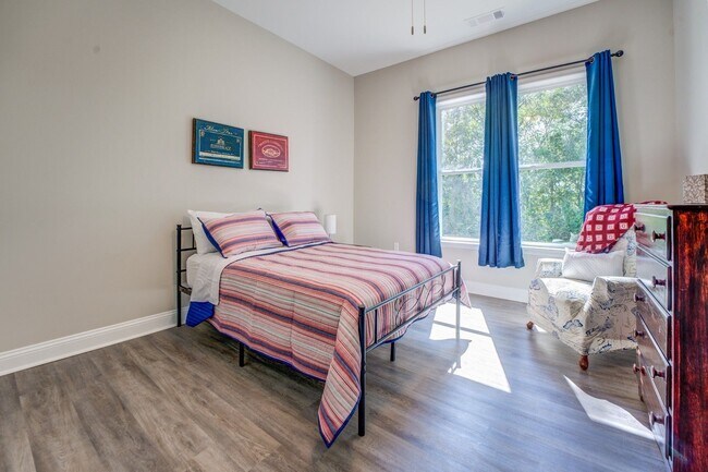 Building Photo - Spacious 3 Bedroom Home located in Histori...