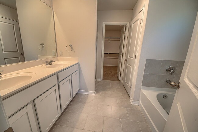 Building Photo - 5-BEDROOM HOME IN WESTPOINTE @ RIVERSTONE