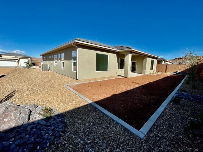 Building Photo - Beautiful Three Bedroom Home in Desert Cliffs
