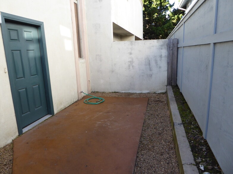 Building Photo - 240 Ellwood Beach Dr