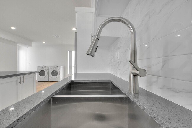 Building Photo - Luxury 2 & 4 Bed Townhomes in NoHo!