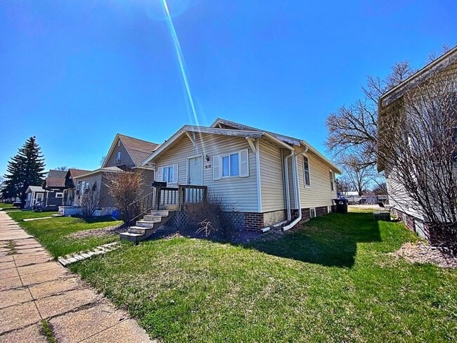 Primary Photo - Cute 2 bedroom bungalow $795