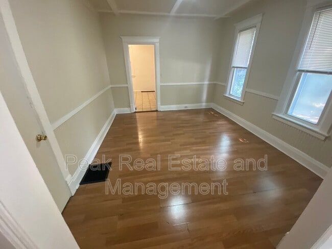 Building Photo - 855 Alexander St SE