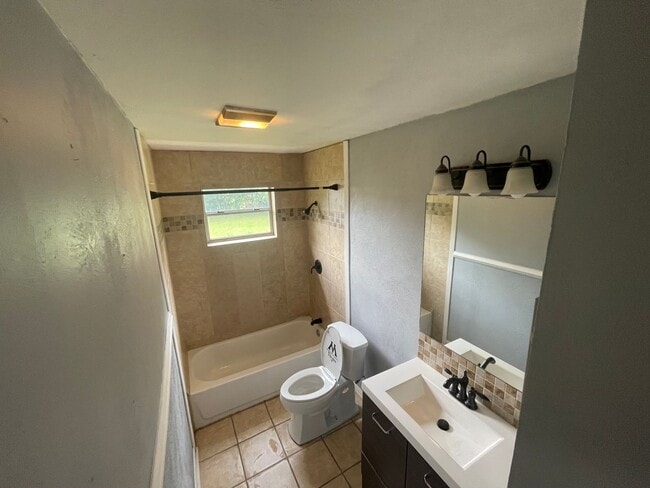 Building Photo - In the heart of Cleburne