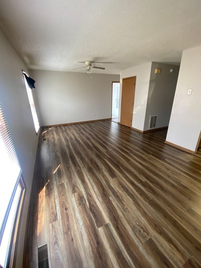 Building Photo - Lower Level 2 Bedroom Apartment for Rent!
