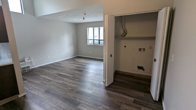 Building Photo - 801 Kerns Dr NE