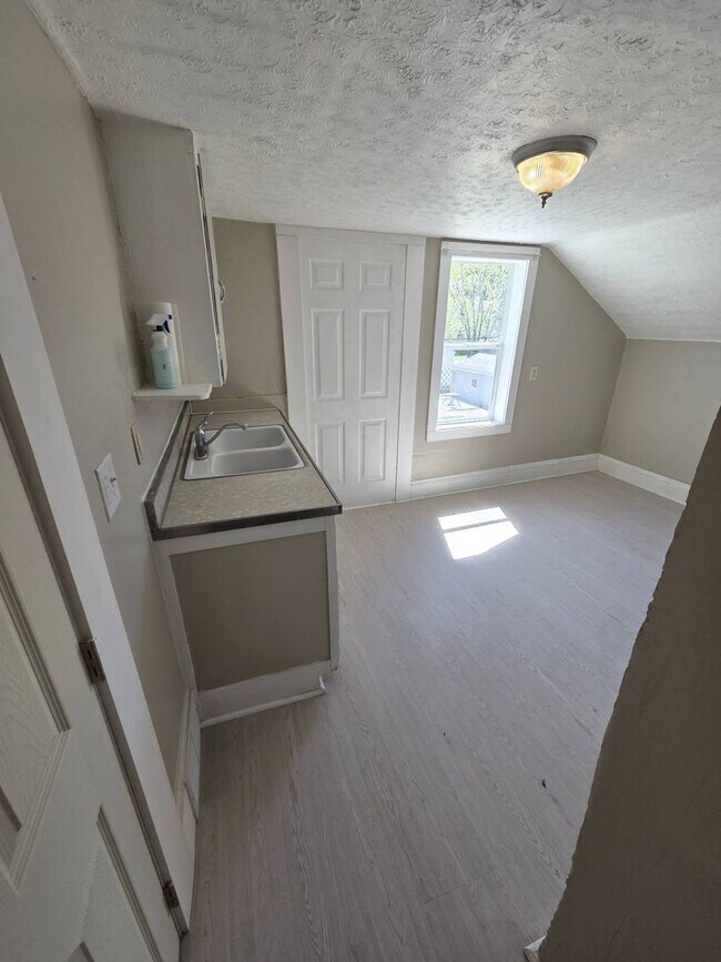 Building Photo - 3027 Fortune Ave