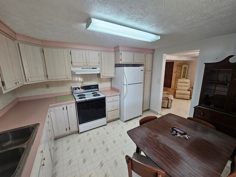 Building Photo - 440 Drummond St