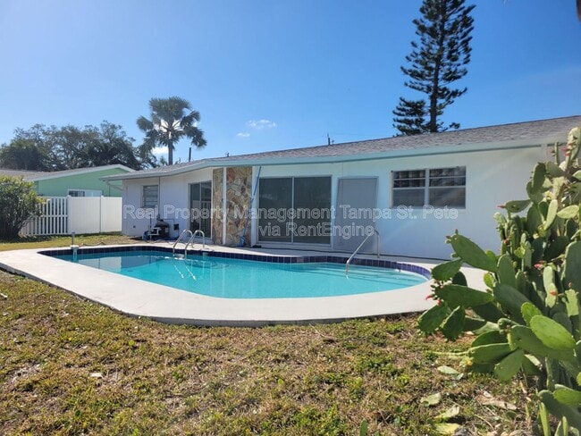 Building Photo - 1985 Cove Dr