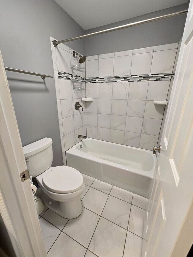 Building Photo - Cozy Condo in Errol Estates