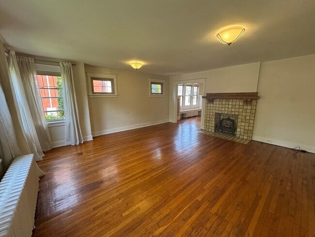Building Photo - Open & Bright! 3 bedroom duplex