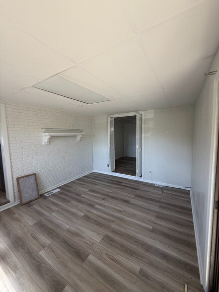 Building Photo - Room in House on Hand Cir