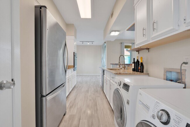 Building Photo - Charming 2 Bedroom Condominum