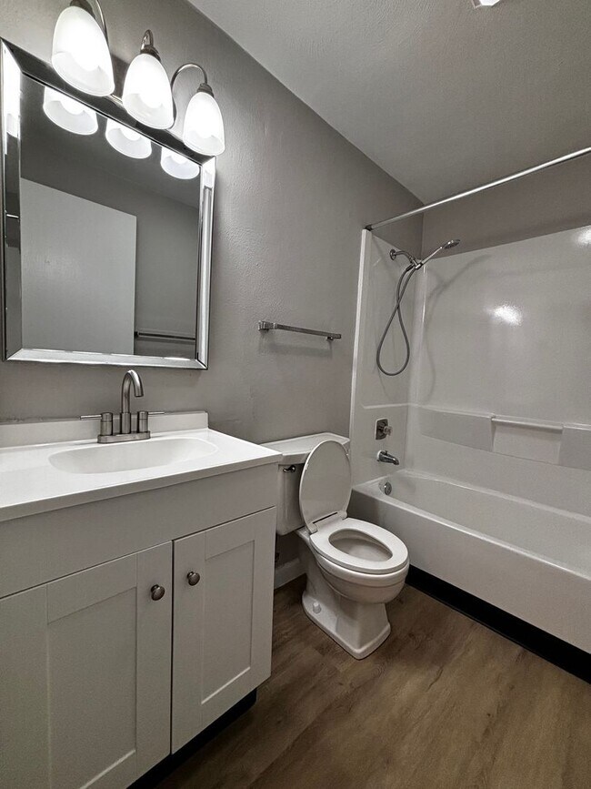 Building Photo - Charming 2 bedroom- 1bath  apartment with washer dryer hook-up