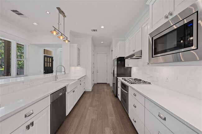 Building Photo - 1403 W 12th St
