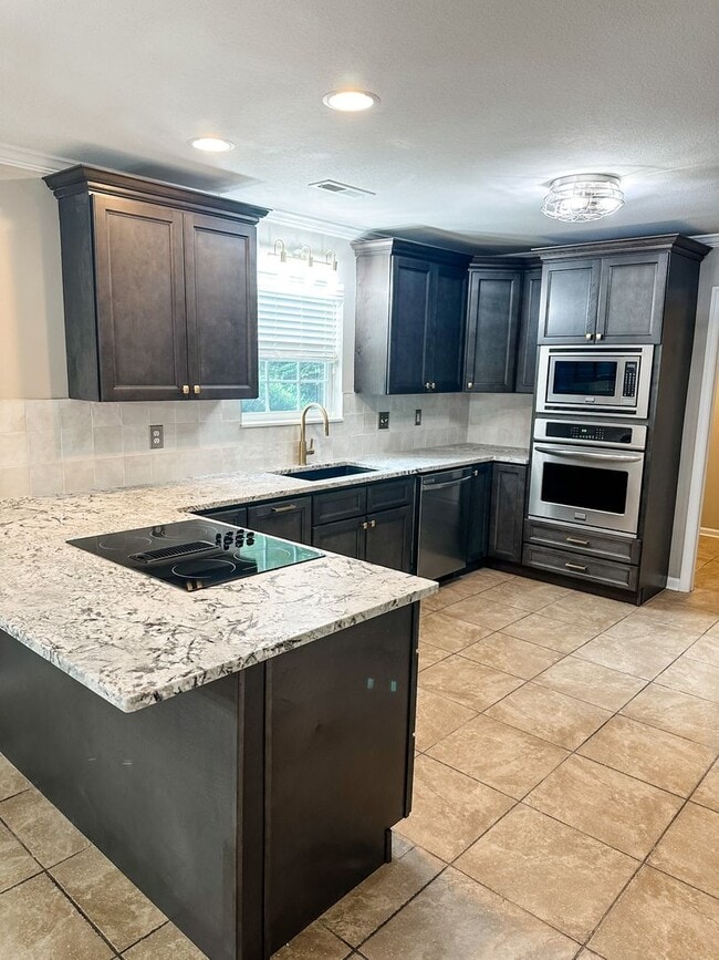 Building Photo - Beautifully updated 4 Bedroom/2.5 Bath Executive Rental in Farragut!
