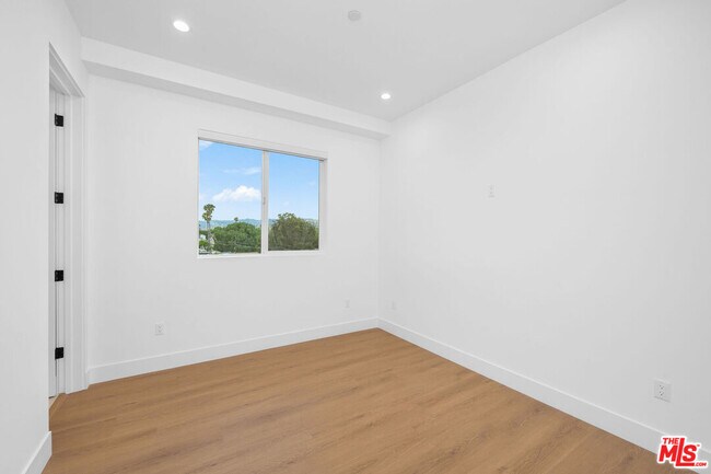 Building Photo - 5248 Auckland Ave