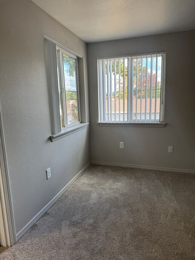 Building Photo - Life Just Got Better Come See For Yourself At Powell Court Apartments!!