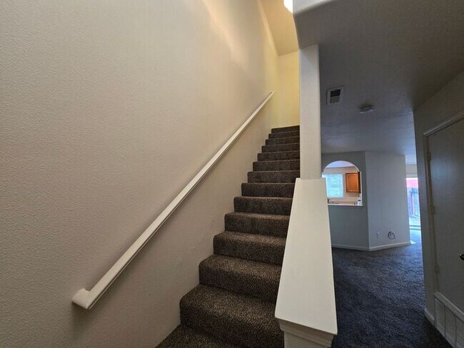 Building Photo - Updated 3-Bedroom Townhome in Dayton