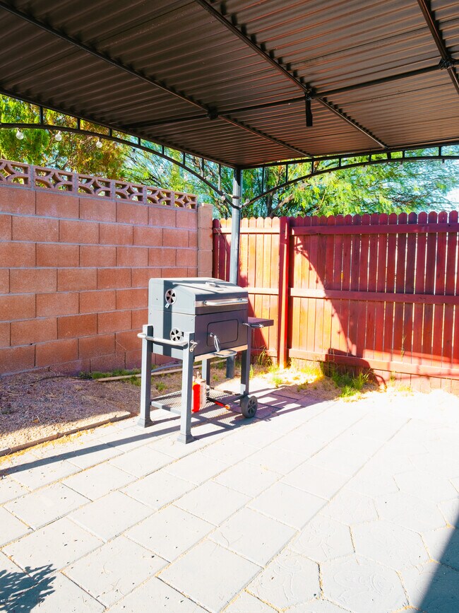 Building Photo - 2621 S Panther Pl