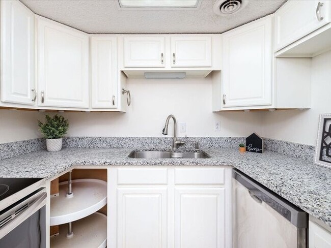 Building Photo - Lovely 2BR Condo Near Percy Warner Park – ...