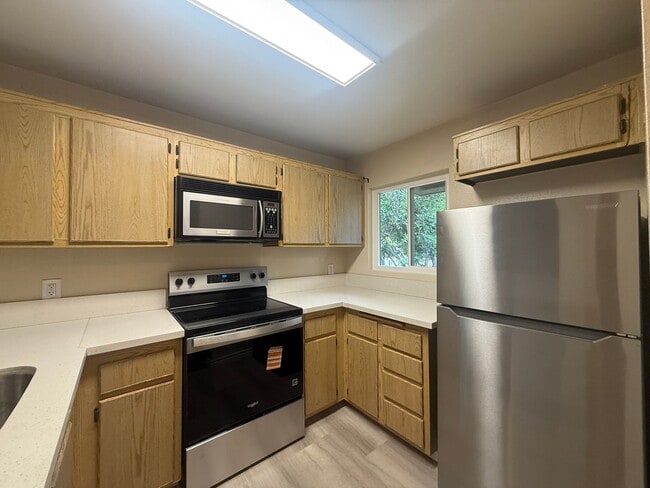 Building Photo - Modern Second-Story 2B/2BA in the Heart of...