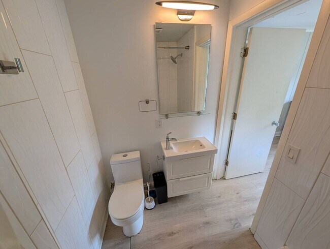 Building Photo - Adorable Rental in the Heart of Sarasota