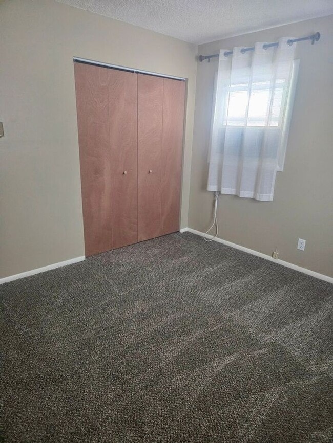 Building Photo - 2 Bed Duplex in Bridgman with attached garage!