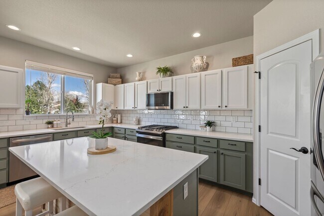 Building Photo - Spacious 4-Bedroom Home with Private Backy...