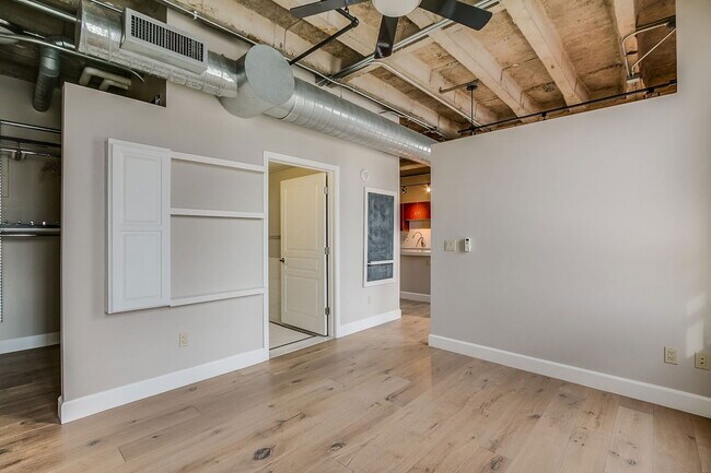 Building Photo - 114 W Adams St