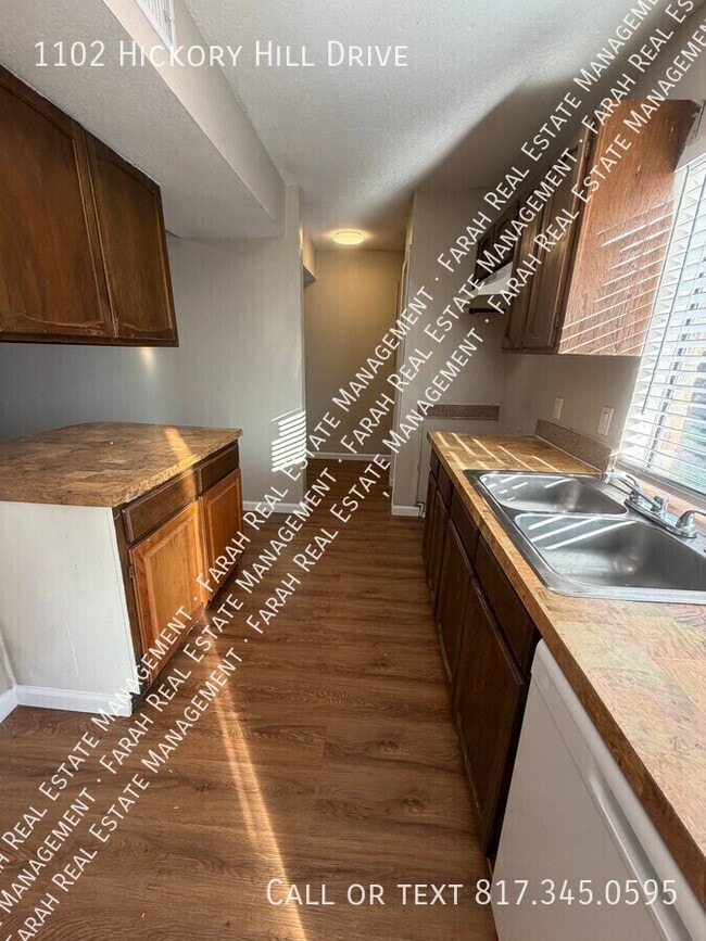 Building Photo - 1102 Hickory Hill Dr