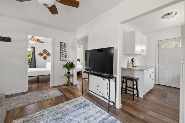 Building Photo - 710 Holcomb Ave