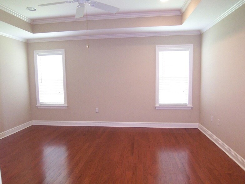 Building Photo - 127 Huntington Dr