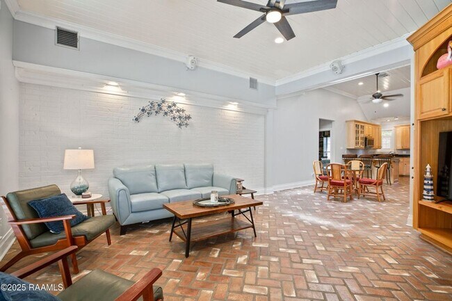 Building Photo - Beautifully updated 4-bedroom, 3-bath prop...